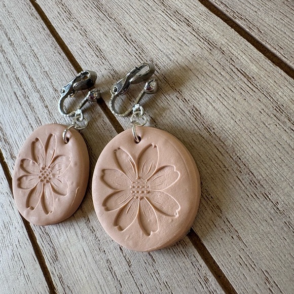 New Minimalist Flower Clip-On Earrings | Elegant Floral Jewelry - Picture 2 of 4